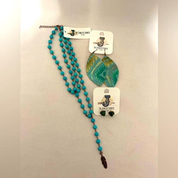 The Jewelry Junkie set of two pair earrings and necklace - Picture 1 of 4